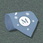 Gravata Coletor do Pescoço do Monograma com Energia Azul D<br><div class="desc">Uma gravata colorida azul empoeirada com uma letra monográfica,  design de potência floral e ornamentos florais. Personalize-o com a sua inicial,  ou a do seu marido ou pai,  e faça um belo presente de aniversário!</div>