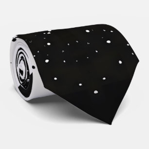 Gravata Coluna branca e preto esbranquiçada com colar de d