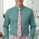Gravata Coluna Rosa de Pai de Plumber de Profissão<br><div class="desc">A gravata masculina apresenta um padrão encantador inspirado pelo equipamento do encanador, fazer um presente pensado para apresentar a um pai, avô ou tio que trabalha na profissão de encanamento. A design apresenta uma variedade de ferramentas e símbolos do encanador, como chaves, canos, mergulhadores e torneiras. Os detalhes complexos desses...</div>