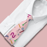 Gravata Coluna Rosa de Pai de Plumber de Profissão<br><div class="desc">A gravata masculina apresenta um padrão encantador inspirado pelo equipamento do encanador, fazer um presente pensado para apresentar a um pai, avô ou tio que trabalha na profissão de encanamento. A design apresenta uma variedade de ferramentas e símbolos do encanador, como chaves, canos, mergulhadores e torneiras. Os detalhes complexos desses...</div>