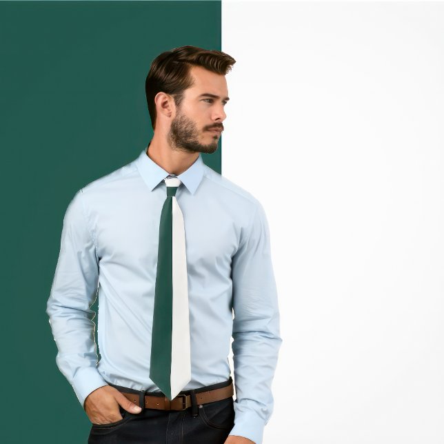 Gravata com Design de Cores Divididas Verde e Bran (Man wears a necktie with a green and white vertical split minimalist tie. )