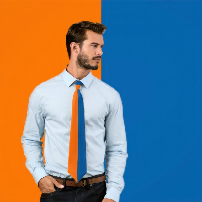 Gravata com Design de Cores Laranja e Azul Dividid (Man wears A Orange & Blue Split Color Design Neck Tie)