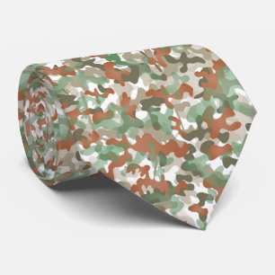 Gravata com padrão de camuflagem em tons terrosos