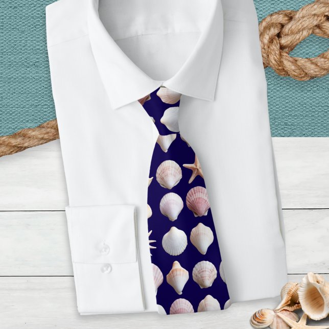 Gravata Conchas marítimas (A tie with seashells pattern on a dark blue background)