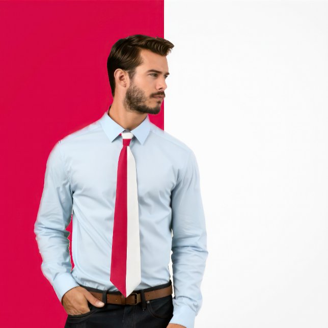 Gravata Cor de Divisão Branca e Escarlate (Man wears Scarlet & White Split Color Neck Tie)