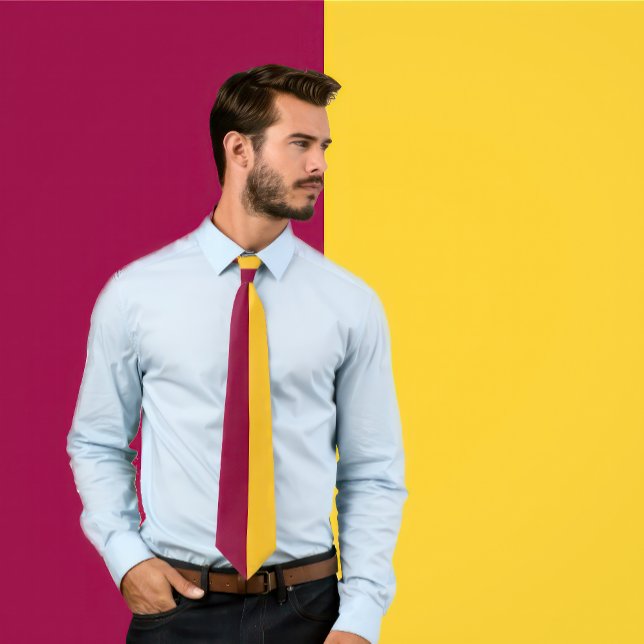 Gravata Cor de Divisão Dourada e Marrom (Man wears a Maroon & Gold Split Color Neck Tie.)