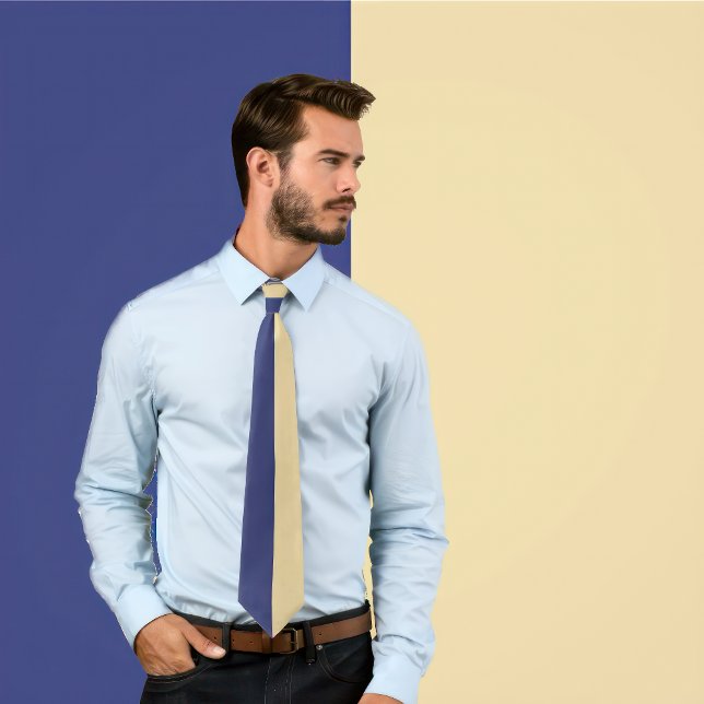 Gravata Cor de Divisão Puro e Dourada (Man wears a necktie with a purple and gold vertical split color design.)