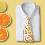 Gravata Cor de laranja e limão branco<br><div class="desc">Uma gravata branca com uma fatia,  metade e laranja de cheio e padrão de limão,  para amantes de citros. Poderia acrescentar um novo toque ao trabalho!</div>