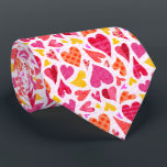 Gravata Corações de rabisco com Padrões e textura<br><div class="desc">Este padrão bonito e caprichoso tem corações entrelaçados feitos em estilo de rabisco. São feitos em tons de roxo, rosa, laranja e amarelo em um fundo esbranquiçado. Alguns corações têm bolinhas, outros xadrezes ou listras. Parecem flutuar umas nas outras e se entrelaçam com esta design doce e divertida que celebra...</div>