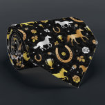 Gravata Corrida de Cavalo Derby Day Party Black Dourado<br><div class="desc">Celebre seu derby de corridas favorito com este padrão maravilhoso. A design é feita em tons de ouro, prata e bronze em preto, com um ligeiro efeito de mármore. O padrão do ornamentado inclui cavalos, troféus, ferraduras e rosas. Entre em contato com FancyCelebration para obter alterações. Consulte os suprimentos da...</div>