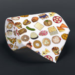 Gravata Cozinhar Judaico Feriado de Cuisine Janta Comida I<br><div class="desc">Design apresenta uma ilustração original de uma variedade de comidas populares na cozinha judaica, incluindo: babka, bagel com queijo creme e lox, rugelach, blintzes de mirtilo, hamantash, sanduíche de reuben, picle de dll kosher, matzah, tricô de espinafre, shakshuka, tudo bagel, macarrão de coco, israelense e, kugel, bourekas, bife brisket, lats...</div>