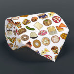 Gravata Cozinhar Judaico Feriado de Cuisine Janta Comida I<br><div class="desc">Design apresenta uma ilustração original de uma variedade de comidas populares na cozinha judaica, incluindo: babka, bagel com queijo creme e lox, rugelach, blintzes de mirtilo, hamantash, sanduíche de reuben, picle de dll kosher, matzah, tricô de espinafre, shakshuka, tudo bagel, macarrão de coco, israelense e, kugel, bourekas, bife brisket, lats...</div>