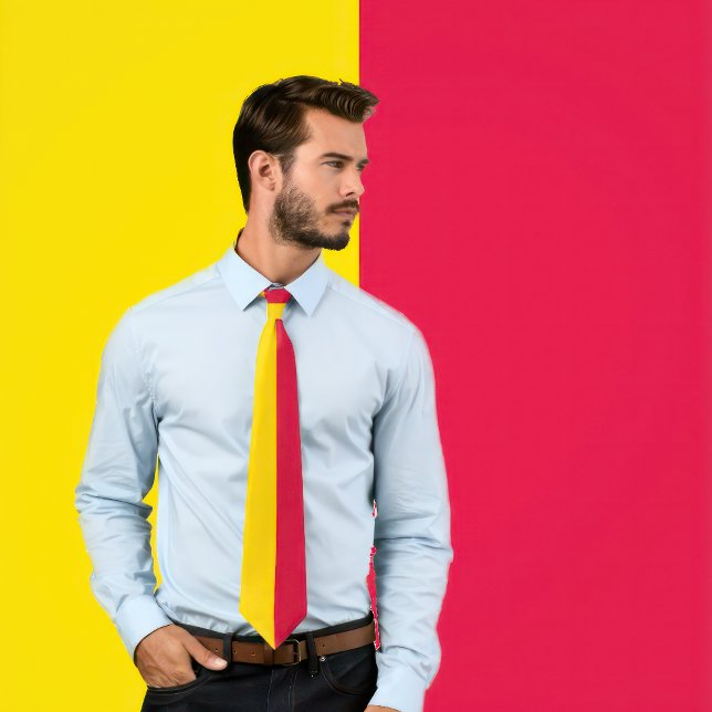 Gravata Crimson e Dourada Gravação de Duas Cores (Man wears a Crimson and Gold Two Color Tie)