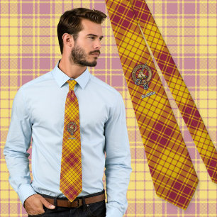 Gravata Crista do Clã MacMillan sobre Tartan de Vestido