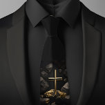 Gravata Cruz Em Uma Pedra<br><div class="desc">Elevem seu traje formal com a cruz em um punho de pescoço, apresentando um traço de ouro impressionante contra um fundo preto profundo. Este design eterno simboliza a fé e a força, fazer-o como um acessório perfeito para eventos religiosos, cerimônias religiosas, casamentos, Páscoas e ocasiões especiais. Quer você seja pastor,...</div>