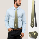 Gravata Dançarino de músicos balançando estilo ouro elegan<br><div class="desc">Esta gravata personalizada na moda mostra a palavra "balanço" em amarelo claro contra um pano de fundo de gradação marrom-dourado. Ideal para homens que apreciam música ou dança de balanço, esta gravata preta clássica pode ser um acessório sofisticado para dançarinos de balanço devotados ou uma peça coordenada para músicos em...</div>