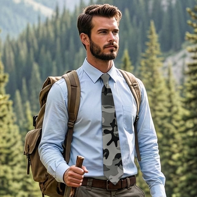 Gravata de Camuflagem Cinza e Preto (Man in nature wearing a grey camo necktie.)