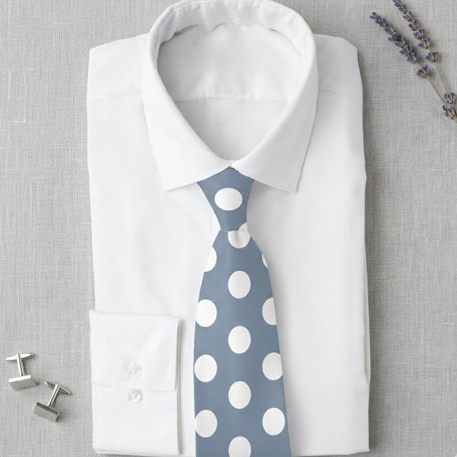 Gravata de casamento azul poeirento e branca com b (Dusty blue tie with white polka dots for your wedding.)