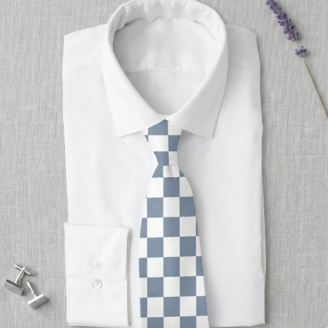 Gravata de casamento xadrez azul poeirento e branc (Dusty blue and white checkerboard geometric pattern tie for your wedding.)