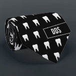 Gravata Dente Branco preto dentário monograma<br><div class="desc">Você,  seu funcionarios,  e seus clientes vão adorar isso. Personalize-o com o seu monograma de três letras ou o seu credenciamento médico. Um padrão impressionante de dente molar preto e branco é perfeito para o seu dentista ou escritório de ortodônios.</div>