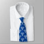 Gravata do pescoço com padrão judeu azul e branco<br><div class="desc">Gravata de gargalo com padrão judeu azul e branco. Presente de gravata personalizada para pai,  filho,  tio,  avô,  marido,  professor,  chefe,  colega de trabalho,  amigo,  pai,  avô,  noivo de casamento,  chefe etc. Personalize ou personalize a cor de fundo. Feriado de Hanukkah bonito presente para ele.</div>