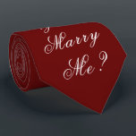 Gravata Dourado Você me Casado com o roteiro Elegante verm<br><div class="desc">Belo e elegante "Você me Casado?" Gravata vermelha. Jogue uma proposta! Que divertido seria isso? Vista esta gravata e veja quanto tempo leva até que ela perceba qual é a mensagem. Que memória excelente para fazer. Isso fará da sua proposta um dia verdadeiramente memorável e especial. Ela ou ele certamente...</div>