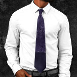 Gravata EggPlant Romance | Purple Satin Grunge Rosa Damask<br><div class="desc">Arte vestida exclusiva da coleção "Midnight Romance: Til Death Us Part"! Rich 90s inspirou um grunge com uma suave e angustiada sarjeta de rosa de satin, veludo luxuoso e uma rugosidade falsa em tons de joias escuras e matizes de joias. A textura unisex de abstrato misto unisex dos anos 90...</div>