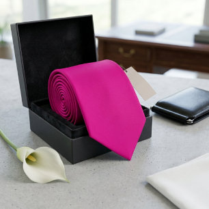 Gravata Elegante Rosa Quente com Pescoço Fino para