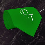 Gravata emerald profundo - seus monogramas<br><div class="desc">Coletor de cor sólida em verde esmeralda profundo (# 046307). Você pode personalizar esta gravata com seus próprios monogramas. Esta cor é a moda e eterno, como um 55º aniversário de casamento. Também ideal para o signo zodíaco Aries É um signo de fogo ousado e dinâmico, e a matiz rica...</div>