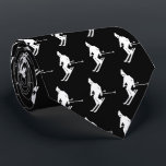 Gravata Esquiadores Elegantes Minimalistas Branco Negro de<br><div class="desc">Legal inverno temido padrão de esquiador design. Esquiadores alpinos esquiando em fatos de esqui retrô antigos. Um maravilhoso presente de diversão no inverno para um esquiador no seu círculo de amigos, colegas de trabalho ou família. Design de ilustração de trabalho de arte de esquiadores brancos. Esquiadores esquiando decoração de esqui,...</div>