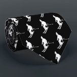 Gravata Esquiadores Elegantes Minimalistas Branco Negro de<br><div class="desc">Legal inverno temido padrão de esquiador design. Esquiadores alpinos esquiando em fatos de esqui retrô antigos. Um maravilhoso presente de diversão no inverno para um esquiador no seu círculo de amigos, colegas de trabalho ou família. Design de ilustração de trabalho de arte de esquiadores brancos. Esquiadores esquiando decoração de esqui,...</div>