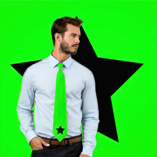 Gravata Estrela Negra em Torneio Verde Neon (Man wears a tie with a black star design on neon green.
)