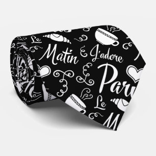 Gravata Eu amo Paris no café e no Croissant da manhã