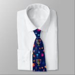Gravata Festa de Hanukkah - Padrão de Doodle Azul de Tendê<br><div class="desc">Gravatas de Designs com Feliz Festa de Chanucá, Belo Desperdício, Feriado Judeu, símbolos de ornamento festivo. Marinho de Chanucá Fundo azul com os símbolos tradicionais de Chanukah - sonhos de madeira (rodando no topo), donuts, menorah de ouro, velas, estrela de David e luzes brilhantes padrão de rabiscos, estilo de desenho...</div>