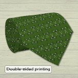 Gravata Floresta verde de tacos de golfe<br><div class="desc">Tacos de golfe cruzados num fundo verde de floresta. Esta design é simples e na moda para um golfista afiado. Igualmente adequado para aniversários ou Natal ou Dia de os pais. Ou como obrigado,  você dá presente para um treinador esportivo.</div>