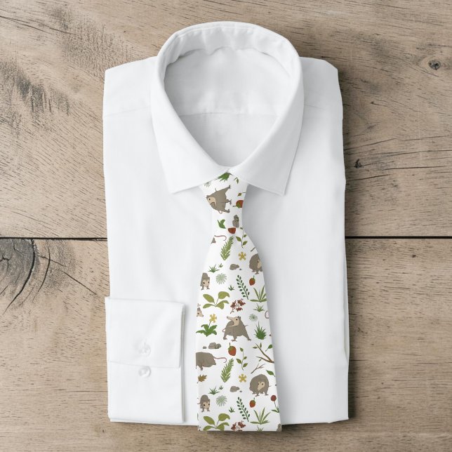 Gravata Gambás em um Campo de Bagas em Branco (Funny opossum novelty necktie with botanical print tied on a folded white dress shirt.)