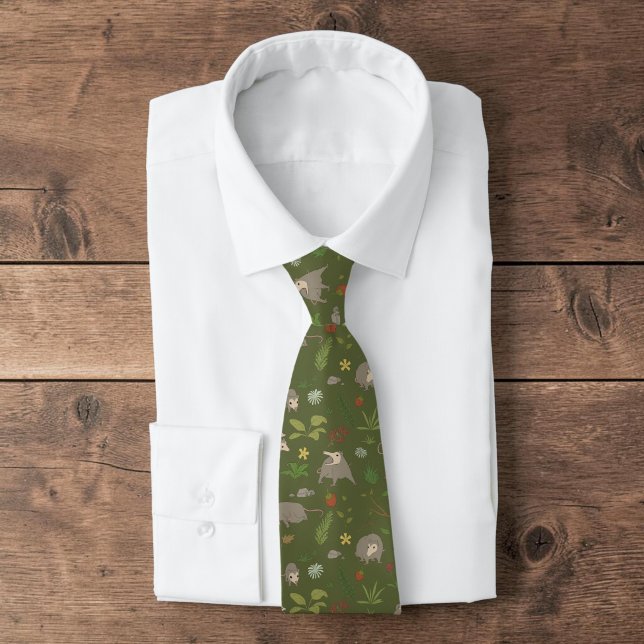 Gravata Gambás em um Campo de Frutas em Verde (Opossum pattern forest green tie staged as a funny novelty animal necktie and unique mens dad gift.)