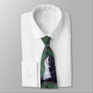 Gravata Gato do smoking que olha acima nos flocos de neve,