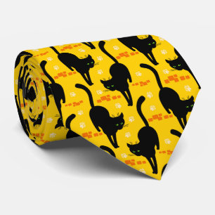 Gravata Gato Negro andando na rua