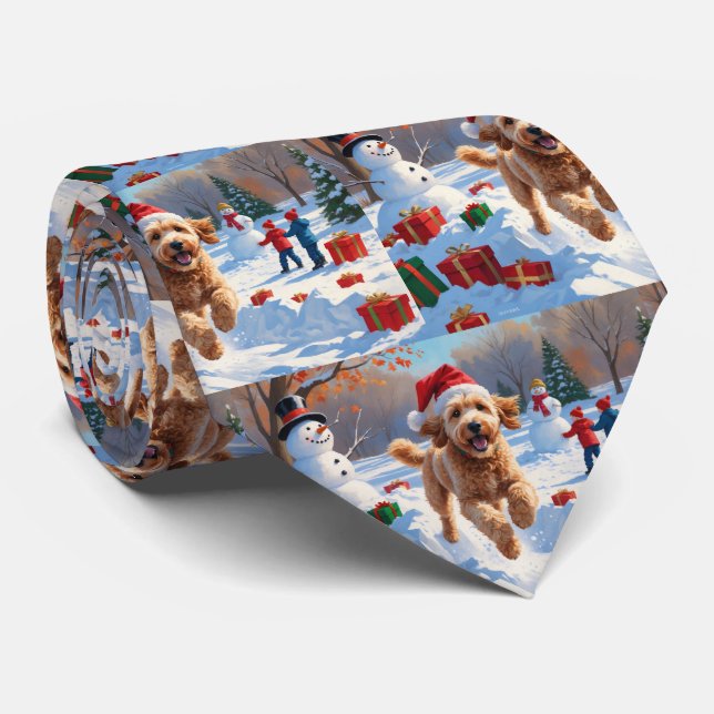 Gravata Goldendoodle correndo em neve com chapéu de Natal (Rolled)