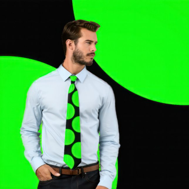 Gravata Grandes pontos verdes neon em tons pretos de fundo (Man wears a necktie with large neon green polka dots on black.)