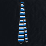 Gravata Gravação com bandeira da Estônia<br><div class="desc">Adicione um toque de orgulho estoniano ao seu traje formal, com a nossa gravata exclusiva com a bandeira da Estônia! Feito com muita atenção aos pormenores, esta gravata é mais do que um mero acessório da moda; é uma celebração da identidade nacional da Estônia e da elegância cultural. O design...</div>