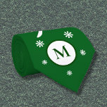 Gravata Gravador de Monograma de Energia da Flor Verde Eme<br><div class="desc">Uma gravata verde esmeralda com uma letra verde escura de monograma,  design de energia floral e embelezamentos florais. Traga-o para um belo presente para o seu marido ou pai!</div>