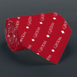 Gravata Groom - Repetição do Texto Branco em Vermelho<br><div class="desc">Esta gravata divertida do pescoço é o acessório perfeito para o noivo no seu casamento. Ele apresenta um design simples mas elegante com a palavra "Groom" escrita em uma fonte decorativa toda branca maiúscula, e repetindo em um padrão diagonal com separadores de diamante em um fundo vermelho. Perfeito por adicionar...</div>