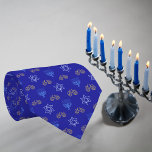 Gravata Hanukkah Dourada Dreidel Star de David Menorah Blu<br><div class="desc">Vestir-se para impressionar este Chanucá com o nosso Dourado Dreidel, Estrela de David, e a gravata de Menorah! Esta gravata é seu acessório perfeito para iluminar as festividades. Com sua elegante design com Dreidels de ouro, Stars of David e Menorahs em um rico fundo azul, ele adiciona um toque de...</div>