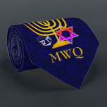Gravata HANUKKAH Monograma<br><div class="desc">Elegante, na moda, azul-meia-noite, Gravata de Pescoço HANUKKAH, desenhada com a falsa menorah dourada, estrela colorida de David e sonho prateado mais MONOGRAM PERSONALIZÁVEL. Há um padrão sutil da Estrela de David no fundo. Disponível em azul de médio com um monograma opcional.</div>