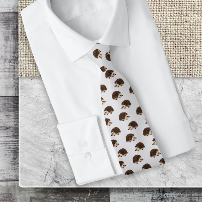 Gravata Hedgehog Wildlife Natureza Patterna Cinza Platinum (A stylish tie for wildlife lovers, with a pattern of cute hedgehogs on a pale silver-gray background)