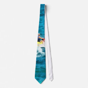 Gravata Homem pilotando Jet Ski