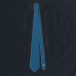 Gravata Horário de Casamento de Jay Azul Personalizado<br><div class="desc">Se você está procurando uma gravata de casamento que seja moderna e minimalista, nossa design de gravata de pescoço de Blue Jay é a escolha perfeita ©️ 2023 - A parte de trás da gravata é personalizada com as iniciais do noivo/padrinho de casamento, você pode remover isso se você apenas...</div>