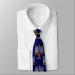Gravata impressão de judeus menorah hanukkah azul<br><div class="desc">"impressão azul menorah hanukkah jedesejo",  "hanukkah azul",  "menorah amarela",  "hanukkah menorah",  menorah,  "feliz hanukkah",  "canukah",  hanukah,  Hanukkah,  "feriados judeus"</div>